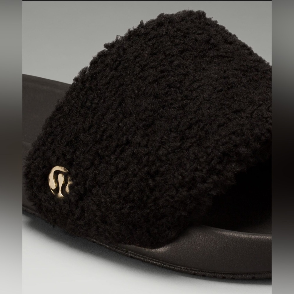 Lululemon Fleece Restfeel Slide BLK/GOLD/BLK 7 
Brand NEW in Lululemon Package